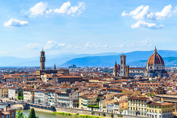 Fototapeta premium A view of the Cathedral of Santa Maria del Fiore in the historic center of Florence, Italy.