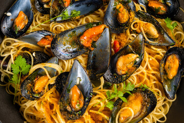 Spaghetti con cozze e bottarga di muggine, pasta italiana 