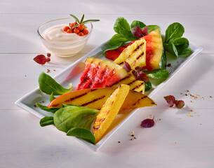 Gegrilltes Obst mit Grillstreifen und Sanddorn