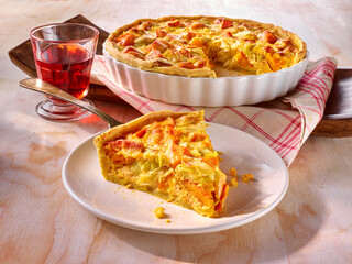 Tarde herzhaft mit Kaese und Hokaido mit Rotweinglas, Quiche, Auflauf, Form, Kürbis, 
