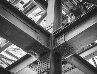 Obraz premium Intricate steel beams and girders forming a complex modern architectural structure