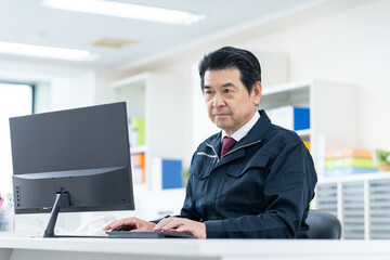 オフィスで働くシニアのエンジニア