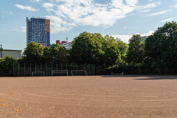 Fußballplatz mit Hochhaus im Hintergrund