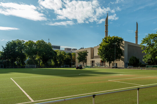 Fu&szlig;ballplatz mit Moschee im Hintergrund