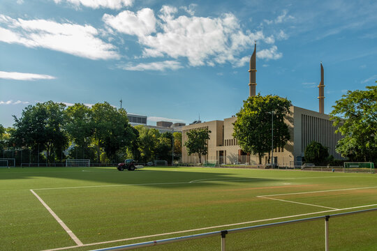 Fu&szlig;ballplatz mit Moschee im Hintergrund, K&ouml;ln, NRW, Deutschland