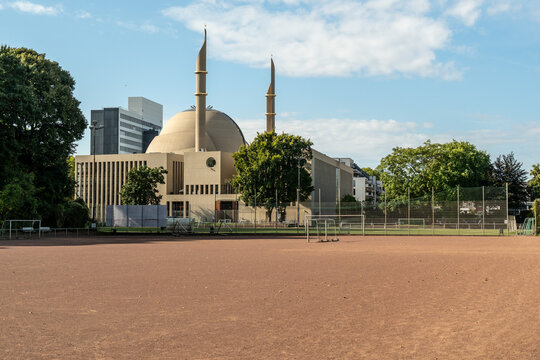 Moschee K&ouml;ln mit Fu&szlig;ballplatz vorne