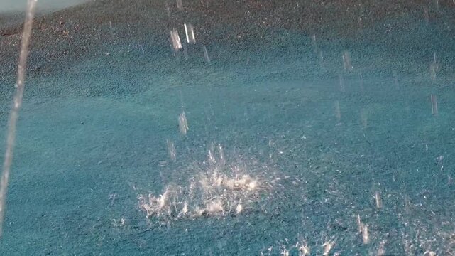 Detail Wasser aus Font&auml;ne f&auml;llt auf Boden