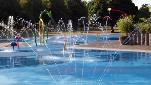 Wasserspielplatz mit bunten Font&auml;nen, Gr&uuml;ng&uuml;rtel, K&ouml;ln, NRW, Deutschland

