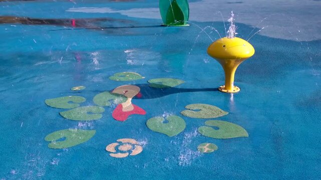 Gelbes Wasserspielger&auml;t mit Seerosen-Motiv, Gr&uuml;ng&uuml;rtel, K&ouml;ln