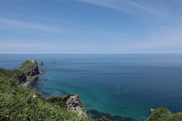 夏の神威岬から望む積丹ブルー