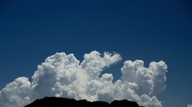 ゆっくりと動く入道雲と日本の田舎の風景（佐賀県）