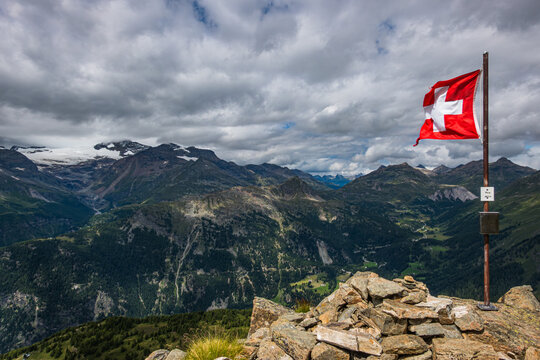 Eine Schweizer Flagge weht bei bew&ouml;lktem Himmel