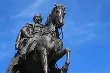 Obraz premium Gyula Andrassy equestrian statue in front of the Parliament in Budapest