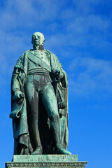 Karl-Friedrich-Denkmal auf dem Schlossplatz in Karlsruhe