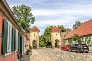 templin, deutschland - fachwerkhäuser an der stadtmauer mit eichwerder tor