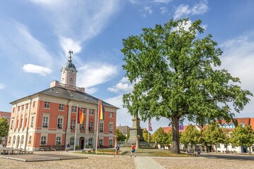 templin, deutschland - altes rathaus mit kriegerdenkmal und friedenseiche