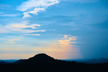 夕方の空と山のシルエット