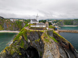 Faro y puerto de Luarca en Asturias