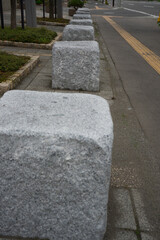 大きな四角の石の車止め