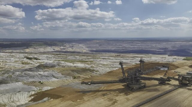 Drohnenvideos von Sophienh&ouml;he und dem Tagebau Hambach in Niederzier. Gezeigt werden Absetzer, gro&szlig;fl&auml;chige Braunkohlef&ouml;rderung sowie rekultivierte Landschaften im Kontrast zu industriellen Abbaufl&auml;che