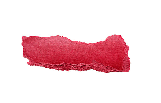 Fragmento de papel rojo rasgado con textura fibrosa sobre fondo aislado