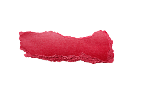 Fragmento de papel rojo rasgado con textura fibrosa sobre fondo aislado