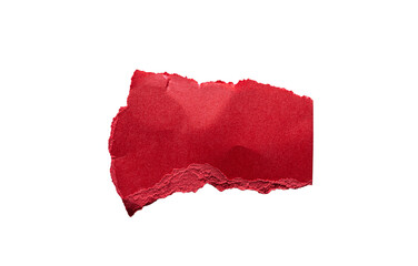 Fragmento de papel rojo rasgado con bordes irregulares aislado sobre fondo trasparente