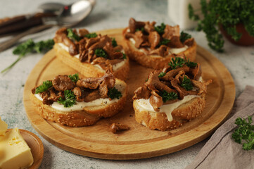 Svamptoast sandwich - a traditional dish of Sweden, open sandwiches with chanterelle mushrooms