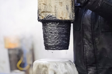 Threaded connection of tubing on drill table