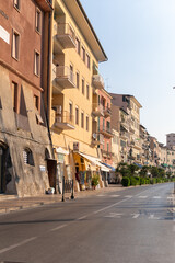 Obraz premium Empty urban street with colorful buildings