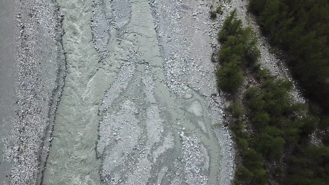 La rivi&egrave;re la Doire Balt&eacute;e dans la vall&eacute;e d'Aoste en Italie