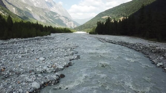 La rivi&egrave;re la Doire Balt&eacute;e dans la vall&eacute;e d'Aoste en Italie