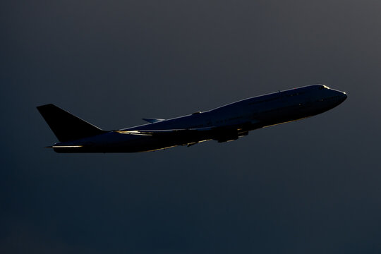 美しい空・雲を背景に飛ぶ航空機