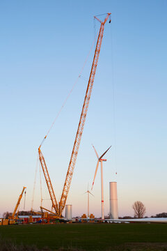 Aufbau des neuen Windrad in Lohe im Kreis Soest  im Sonnenuntergang, Bildserie, 2024, 2025, Kreis Soest, Sarah B&ouml;mer 