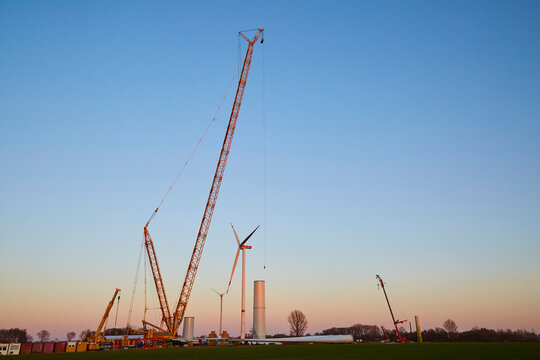 Aufbau des neuen Windrad in Lohe im Kreis Soest  im Sonnenuntergang, Bildserie, 2024, 2025, Kreis Soest, Sarah B&ouml;mer 
