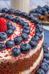 Red Velvet in a Jar: Individual version with layers of sponge cake, cheese mousse, and blueberry compote