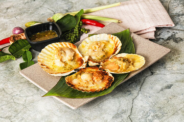 Griiled scallops in shell with cheese
