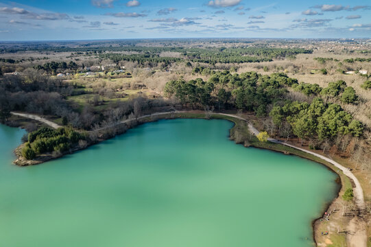 Vue a&eacute;rienne sur le lac vert &agrave; Can&eacute;jan
