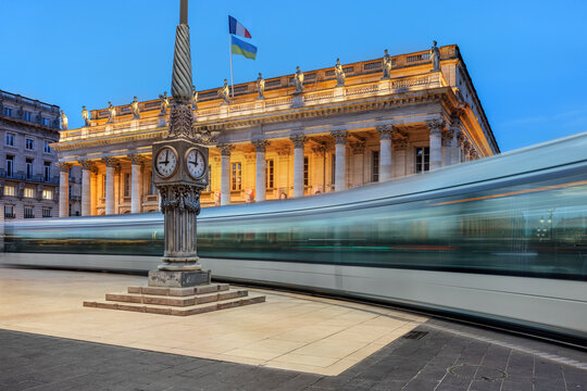 Tramway et Op&eacute;ra de Bordeaux avec l'horloge ancienne