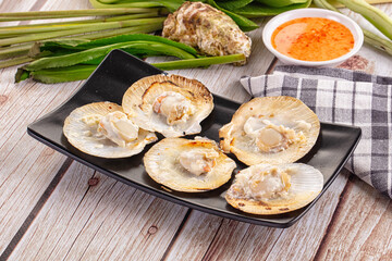 Grilled scallops with cream cheese