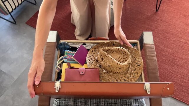 Primer plano cenital haciendo la maleta para viajar 4K