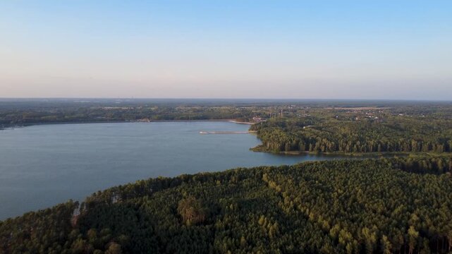 Zachwycający lot dronem nad Smardzewicami &ndash; molo, woda i polska natura w pełnej krasie