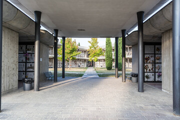 portico cimiteriale