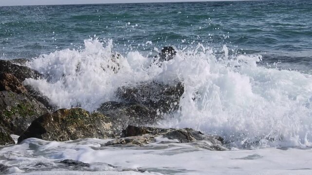 mar oceano golpeando olas rocas
