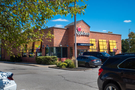 Shiloh, IL&mdash;Aug 24, 2025; brick building with outdoor signage displaying Applebee&rsquo;s brand and trade dress with cars parked outside 