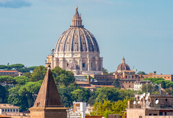 Fototapeta premium St. Peter's basilica in Vatican seen from Orange garden of Aventine hill, Rome, Italy