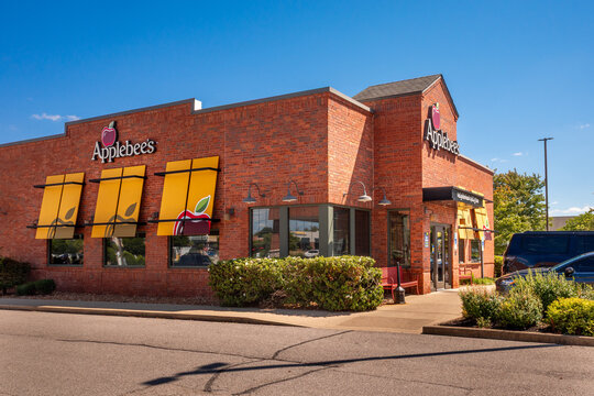 Shiloh, IL&mdash;Aug 24, 2025; brick building with outdoor signage displaying Applebee&rsquo;s brand and trade dress