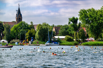 Freiwasserschwimmen im S&uuml;&szlig;en See mit dem sch&ouml;nen Dorf Aseleben im Hintergrund