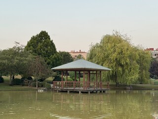 Obraz premium Japanese pavilion by the lake in Yamaguchi Park, Pamplona