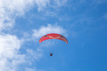 Persone su paracadute rosso per parapendio
